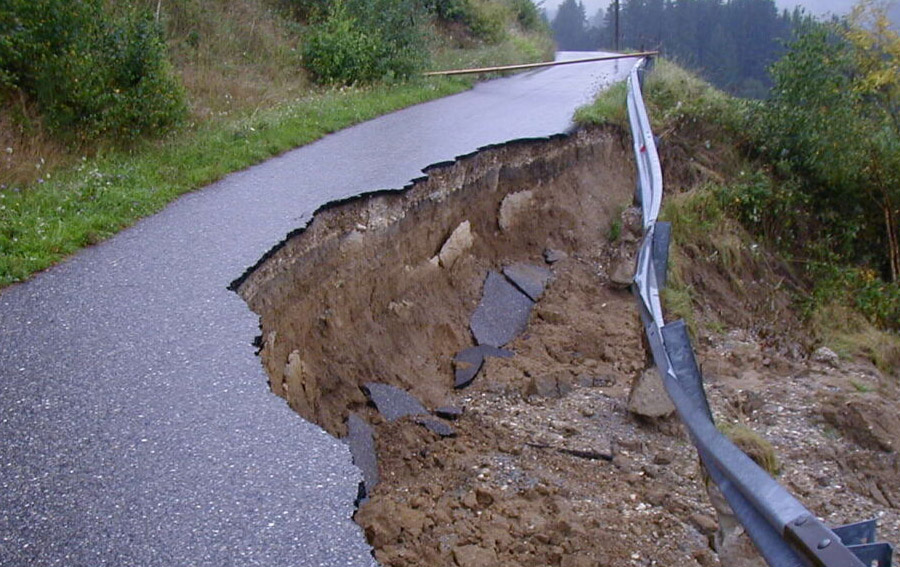 Abrutsch der Straße in Gramastetten, Uhrfahr-Umgebung